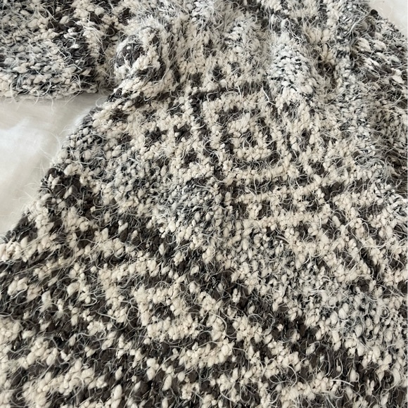Abercrombie and Fitch geometric knit sweater size XS/sm - Picture 2 of 9